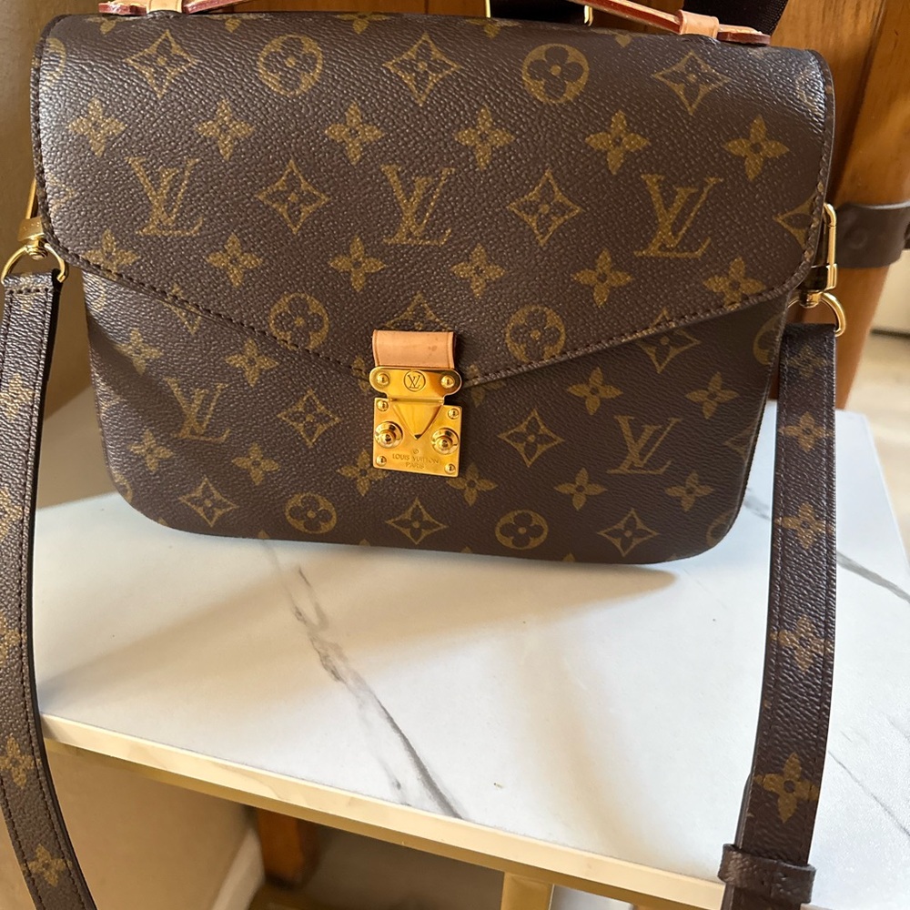 Louis Vuitton Pochette Métis  Crossbody Bag with Monogram and Adjustable Strap
